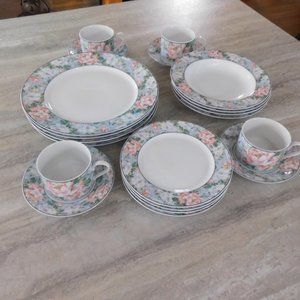 Oscar de la Renta 4 pieces dinner ware 1980